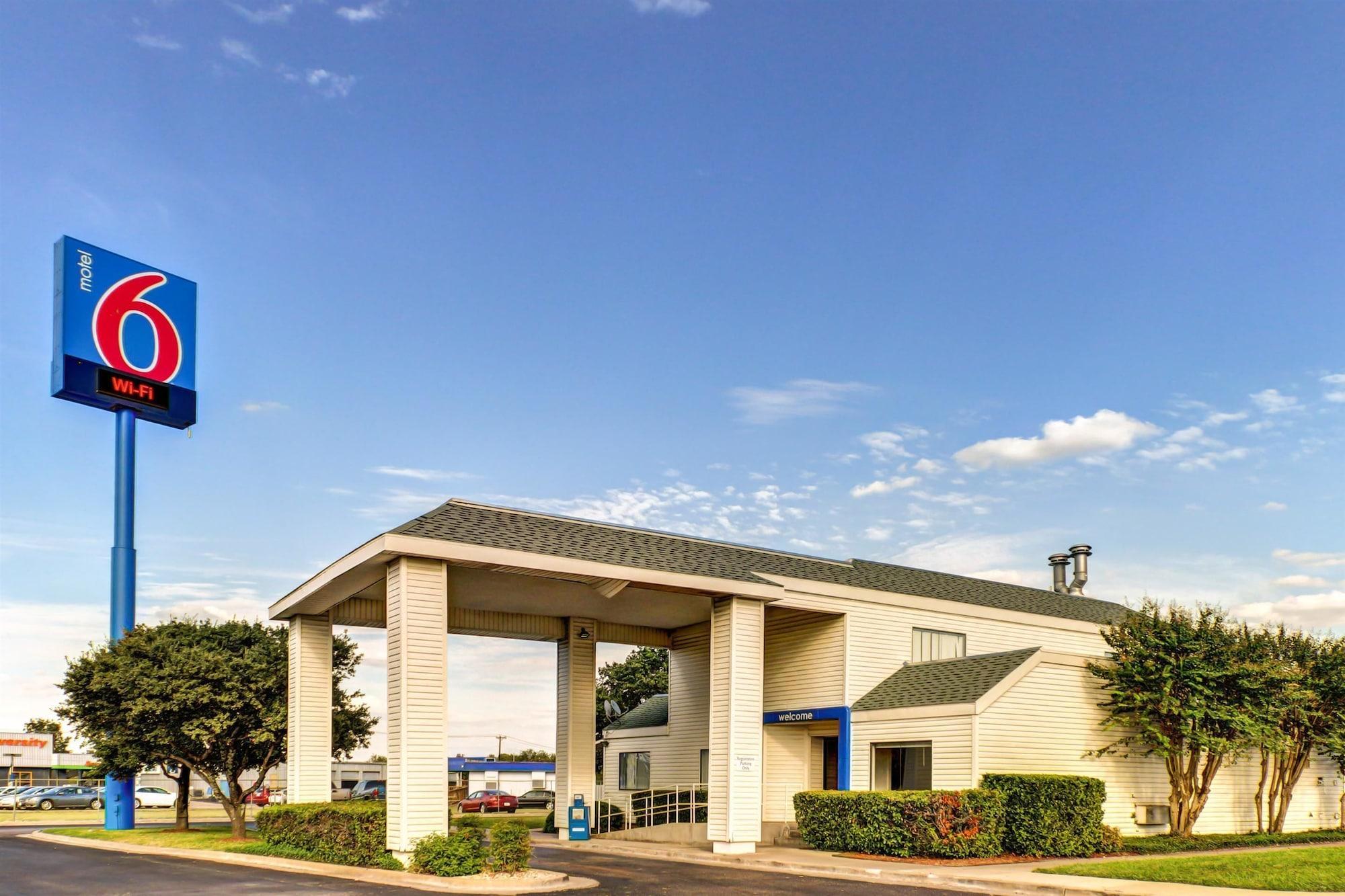 Days Inn By Wyndham Waco University Area Kültér fotó